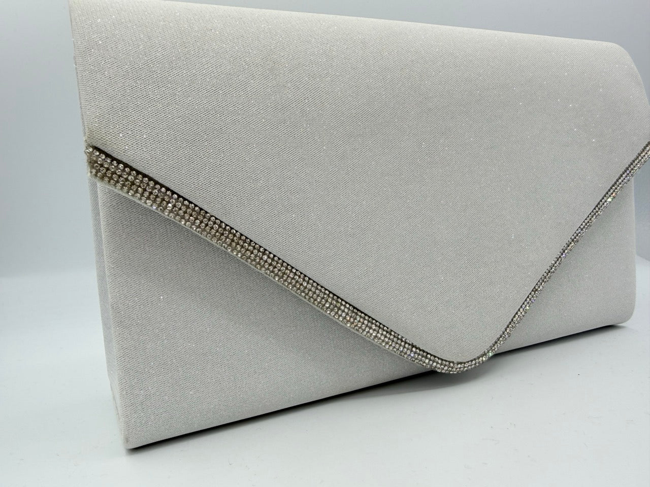 Pochette bianca brillantinata con patta e profili strass