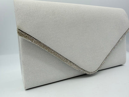 Pochette bianca brillantinata con patta e profili strass