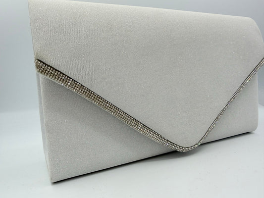 Pochette bianca brillantinata con patta e profili strass