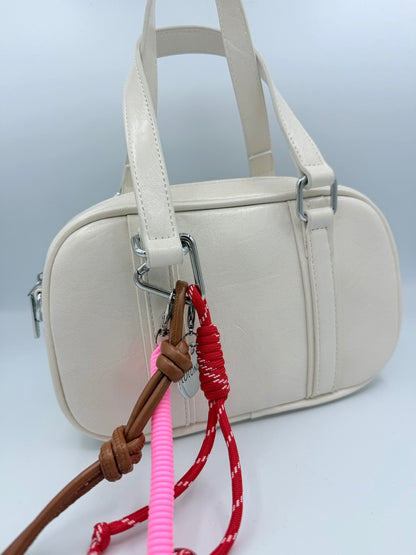 Borsa bauletto panna in ecopelle con charm colorati