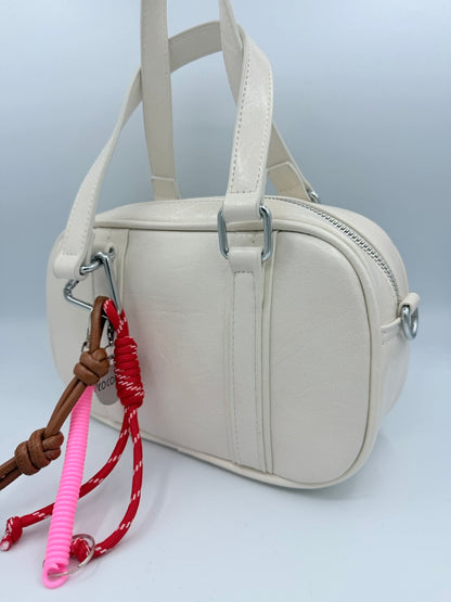 Borsa bauletto panna in ecopelle con charm colorati