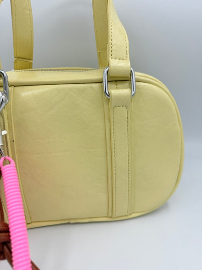 Borsa bauletto giallo chiaro in ecopelle con charm colorati
