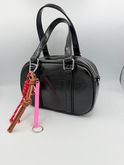 Borsa bauletto nera lucida in ecopelle con charm colorati