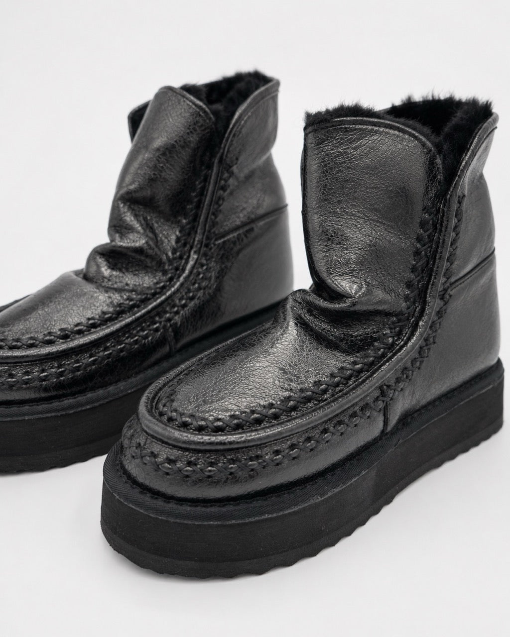Stivaletto nero imbottito con cuciture a vista e platform