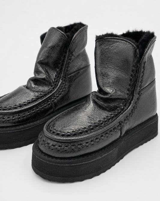 Stivaletto nero imbottito con cuciture a vista e platform