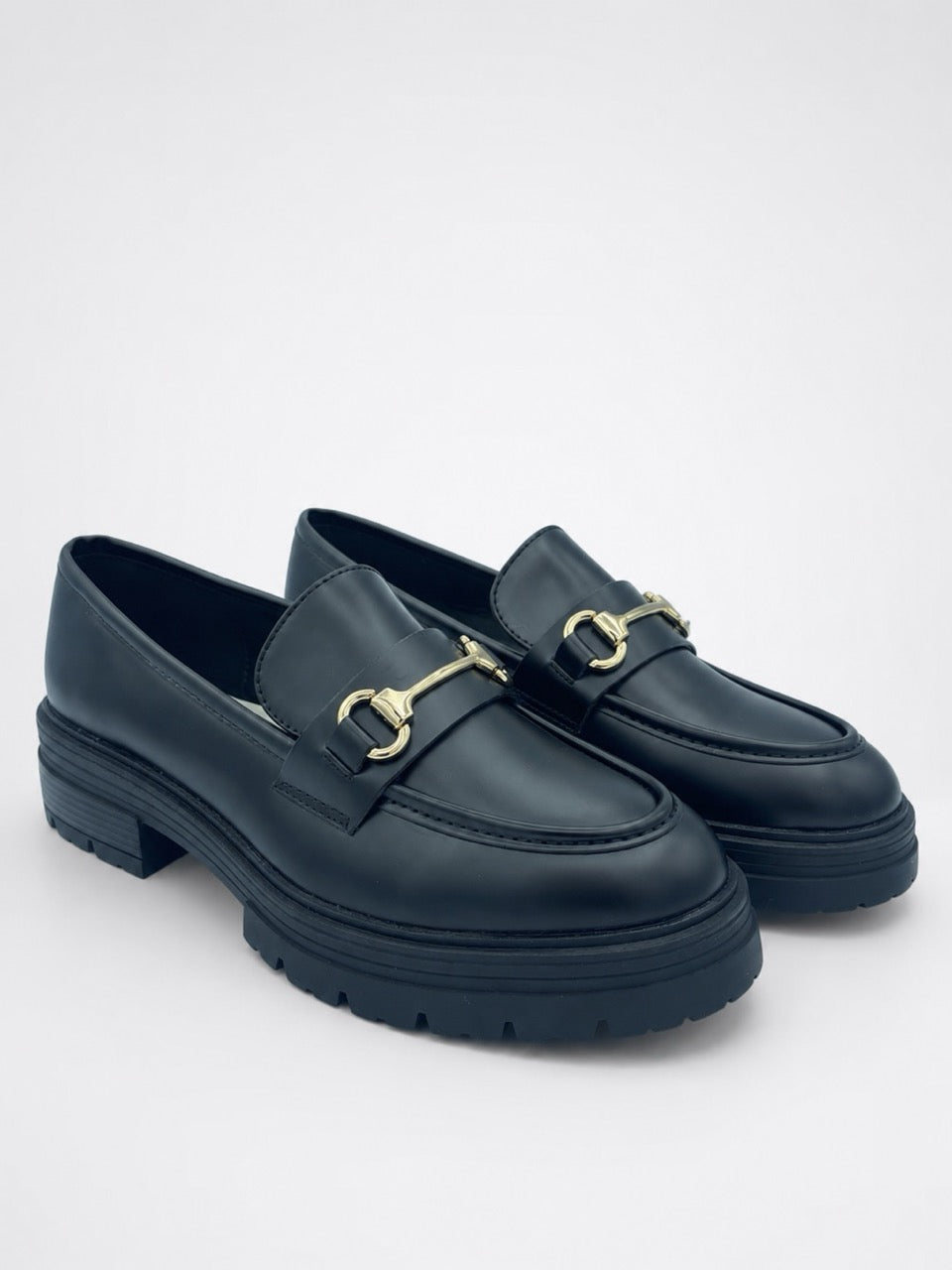 Mocassino nero con morsetto dorato e suola chunky