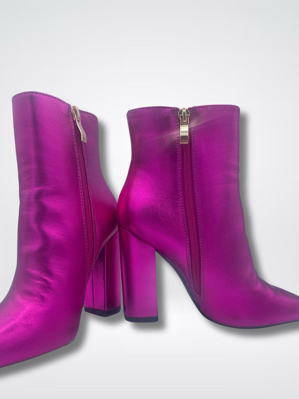 Tronchetto fucsia metallizzato con tacco alto e zip laterale