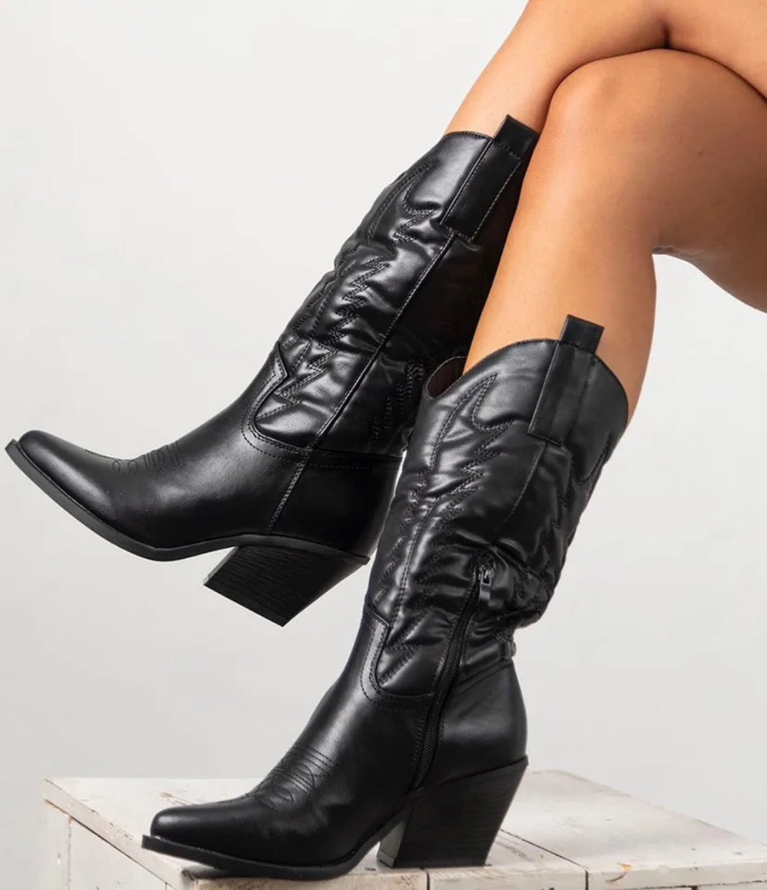 Stivale texano nero in ecopelle con cuciture decorative