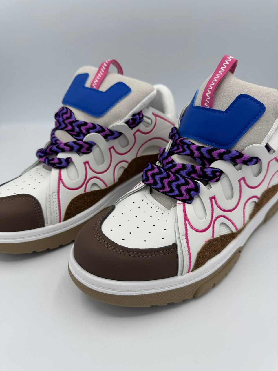 Sneakers bianche con inserti multicolor e lacci a contrasto