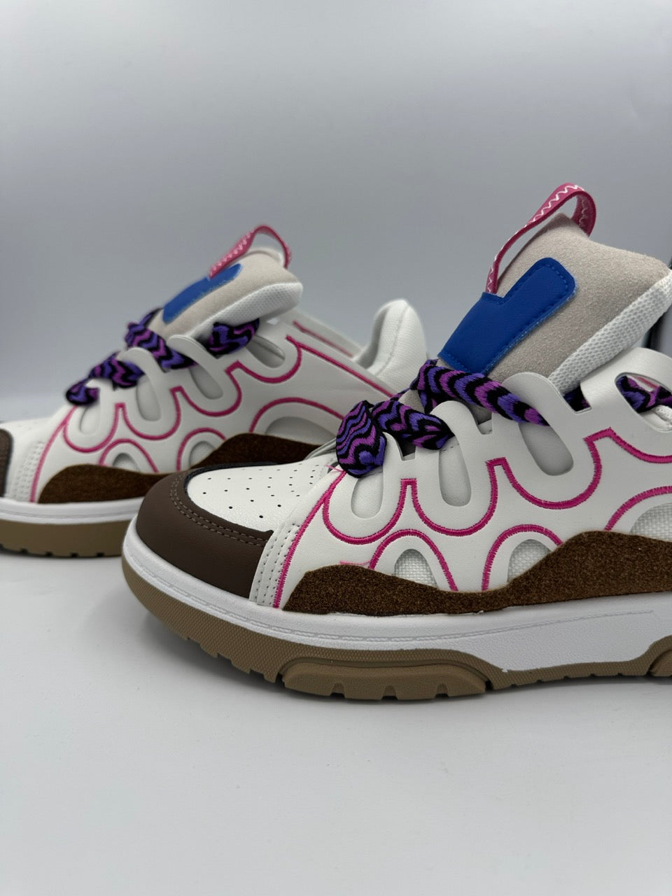 Sneakers bianche con inserti multicolor e lacci a contrasto