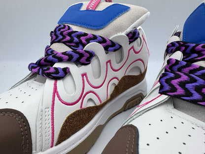 Sneakers bianche con inserti multicolor e lacci a contrasto