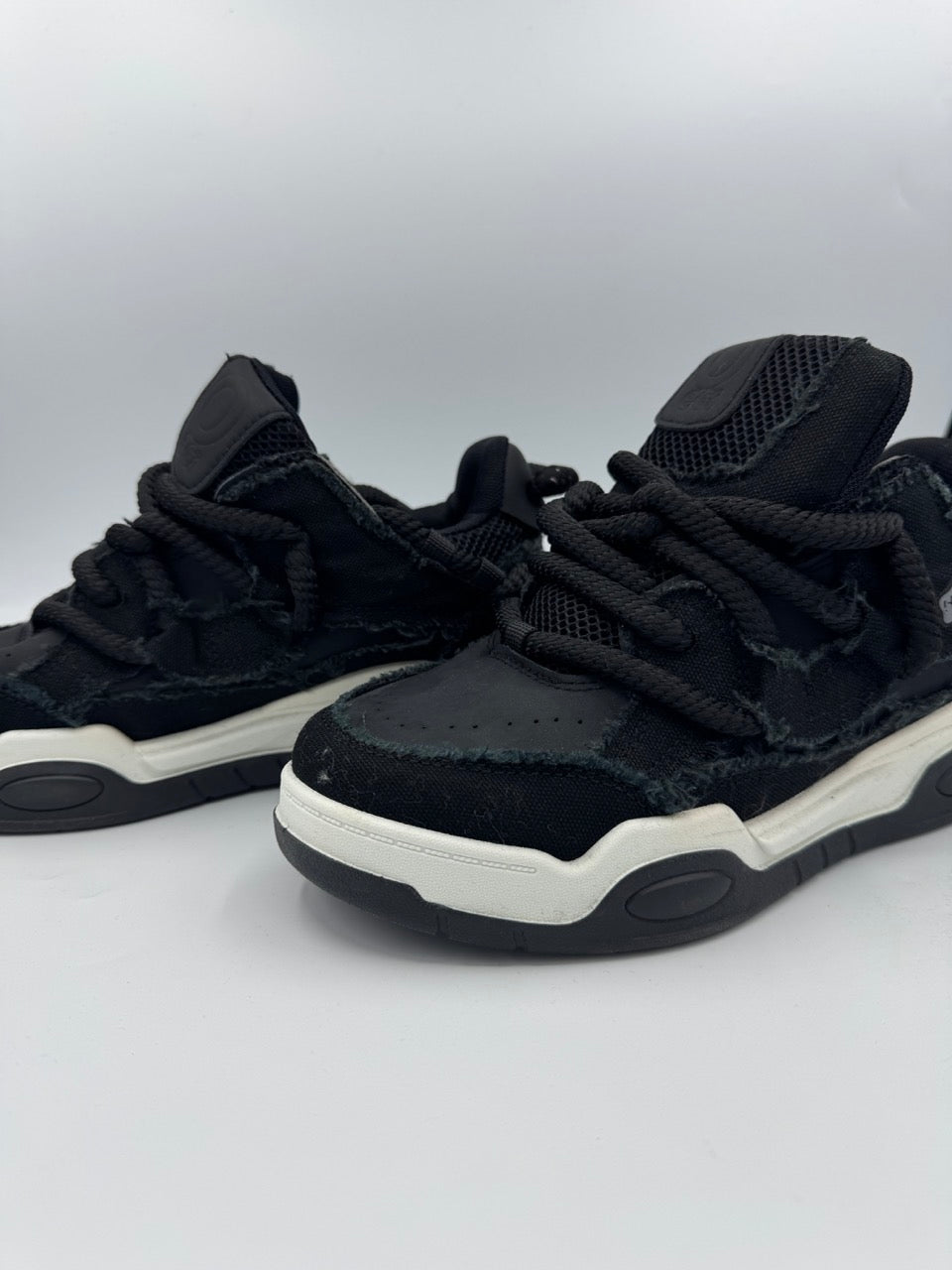 Sneakers nere con lacci maxi e dettagli effetto rovinato