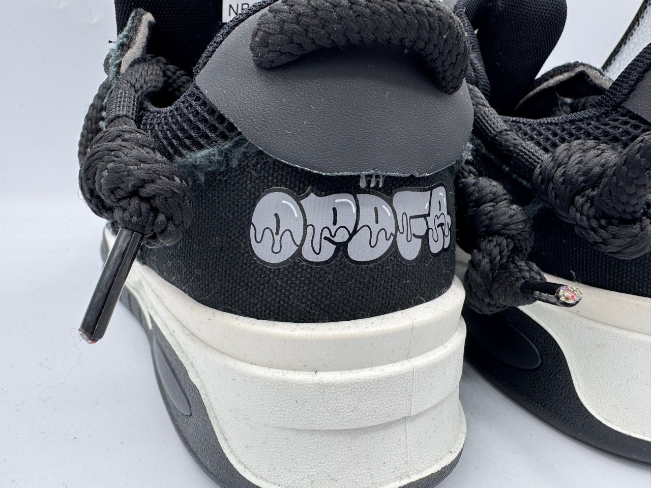 Sneakers nere con lacci maxi e dettagli effetto rovinato