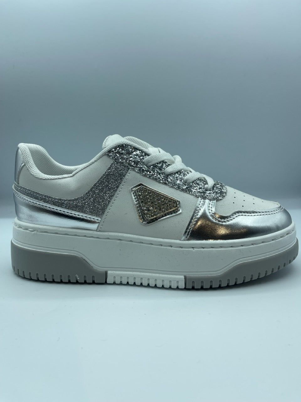Sneakers bianche con inserti glitter argento e dettaglio gioiello