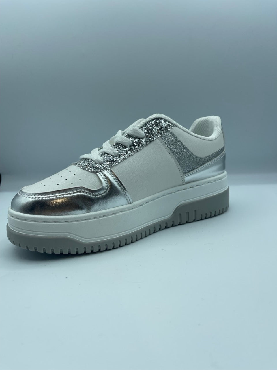 Sneakers bianche con inserti glitter argento e dettaglio gioiello