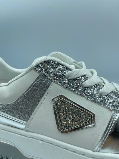 Sneakers bianche con inserti glitter argento e dettaglio gioiello