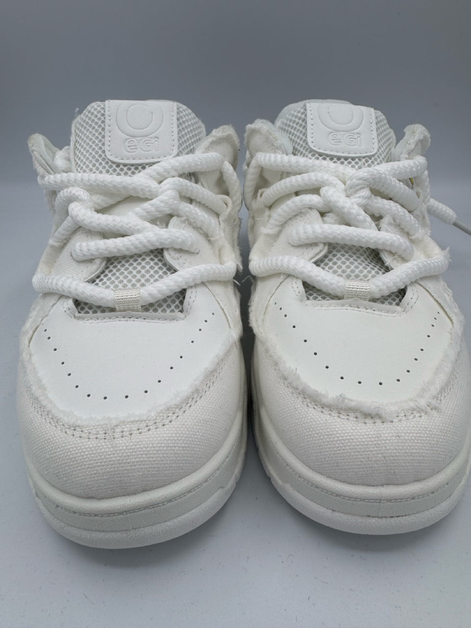 Sneakers bianche con lacci maxi e dettagli effetto rovinato