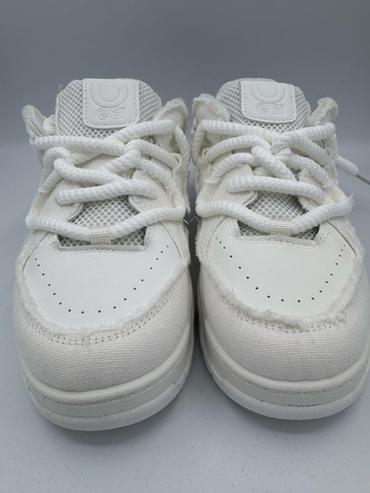 Sneakers bianche con lacci maxi e dettagli effetto rovinato