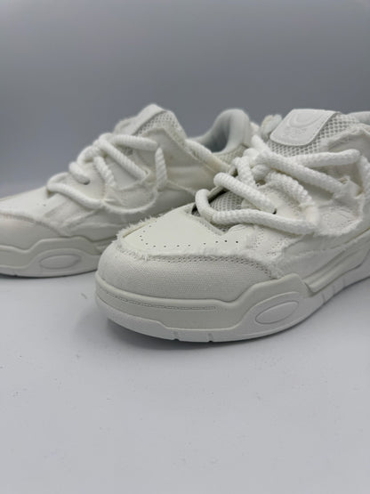 Sneakers bianche con lacci maxi e dettagli effetto rovinato