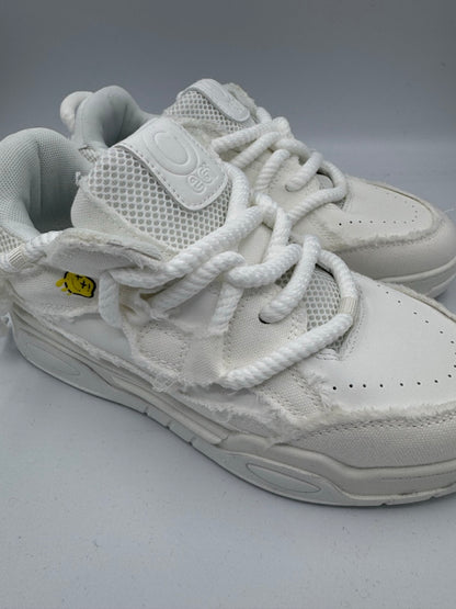 Sneakers bianche con lacci maxi e dettagli effetto rovinato