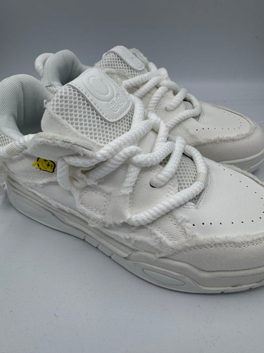 Sneakers bianche con lacci maxi e dettagli effetto rovinato