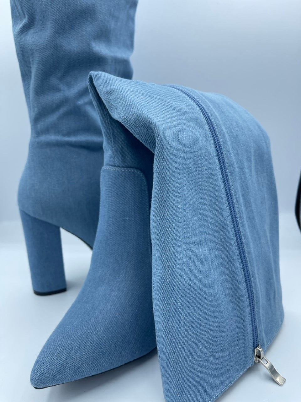 Stivale alto azzurro in denim con zip laterale e tacco largo