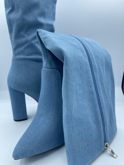 Stivale alto azzurro in denim con zip laterale e tacco largo