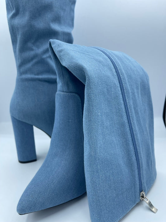 Stivale alto azzurro in denim con zip laterale e tacco largo