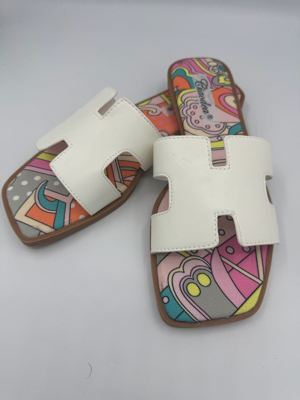 Ciabatta bianca con fascetta a H e plantare fantasia multicolor