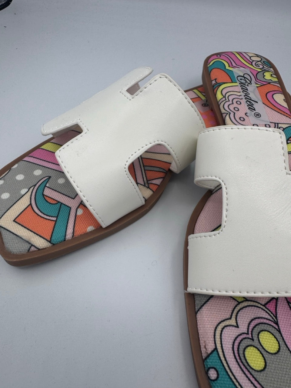 Ciabatta bianca con fascetta a H e plantare fantasia multicolor