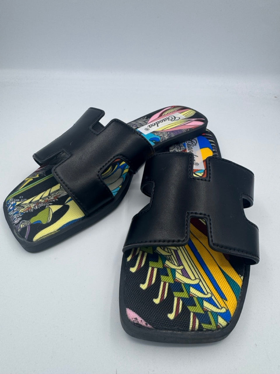 Ciabatta nera con fascetta a H e plantare fantasia multicolor