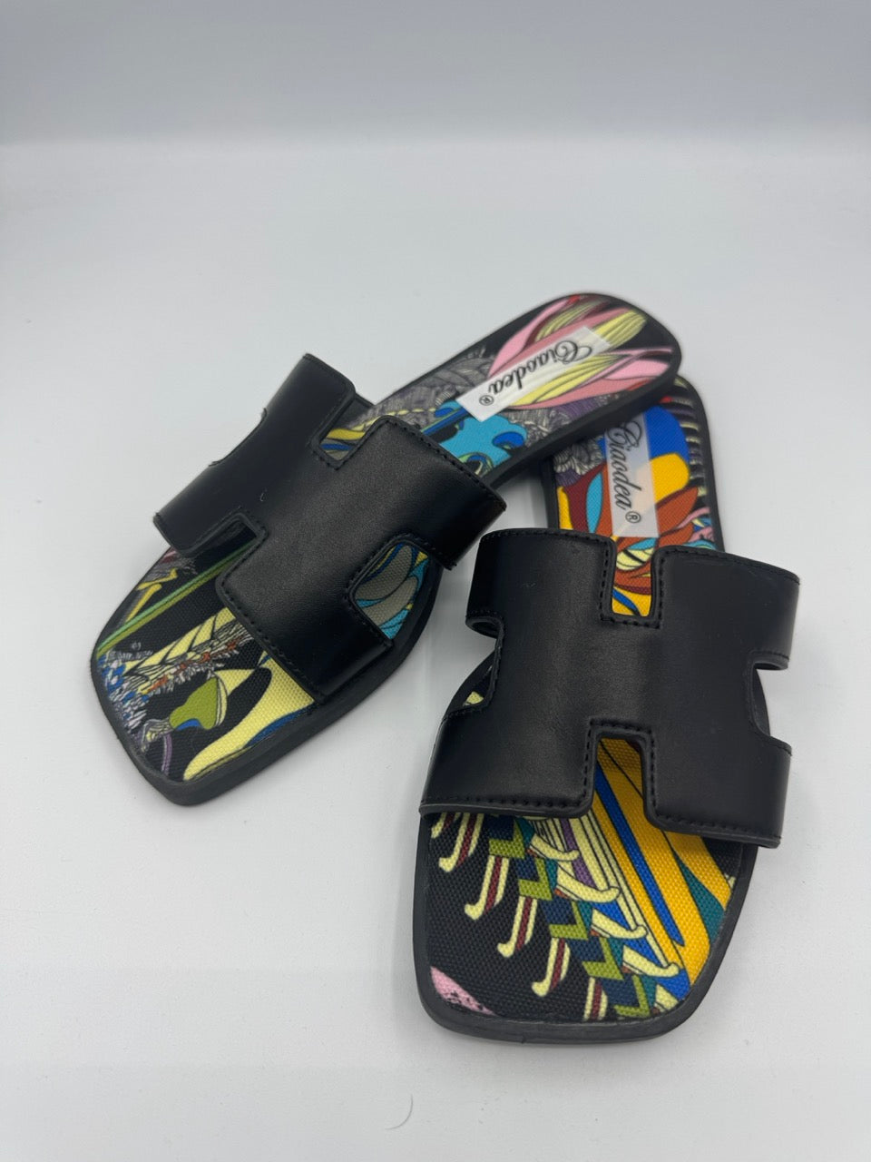 Ciabatta nera con fascetta a H e plantare fantasia multicolor