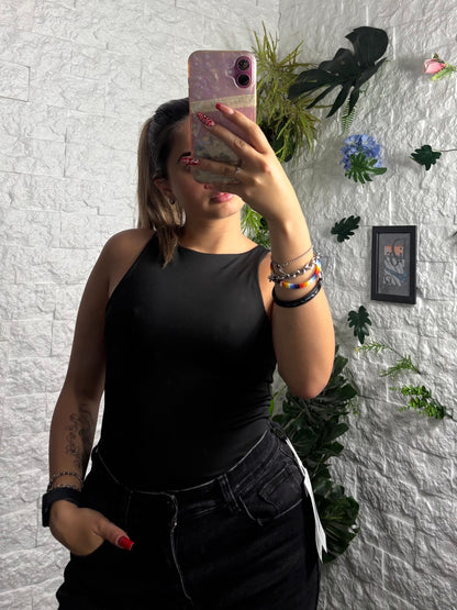 Body in lycra smanicato in tinta unita con scollo alto