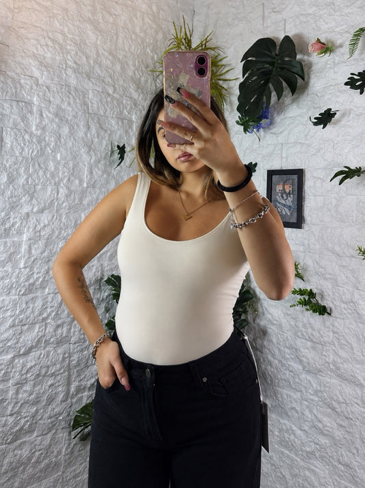 Body in lycra smanicato in tinta unita con scollo a U