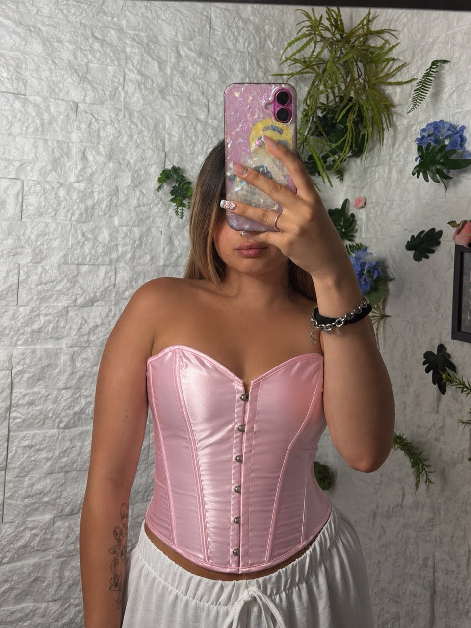 Corsetto rosa lucido con gancetti frontali e allacciatura sul retro