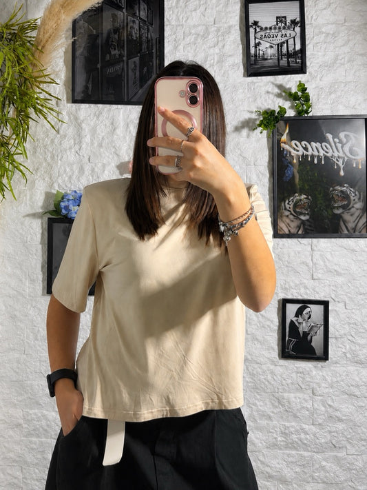 T-shirt in tinta unita con spalle imbottite