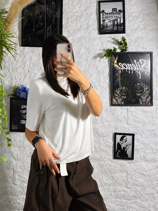 T-shirt in tinta unita con spalle imbottite