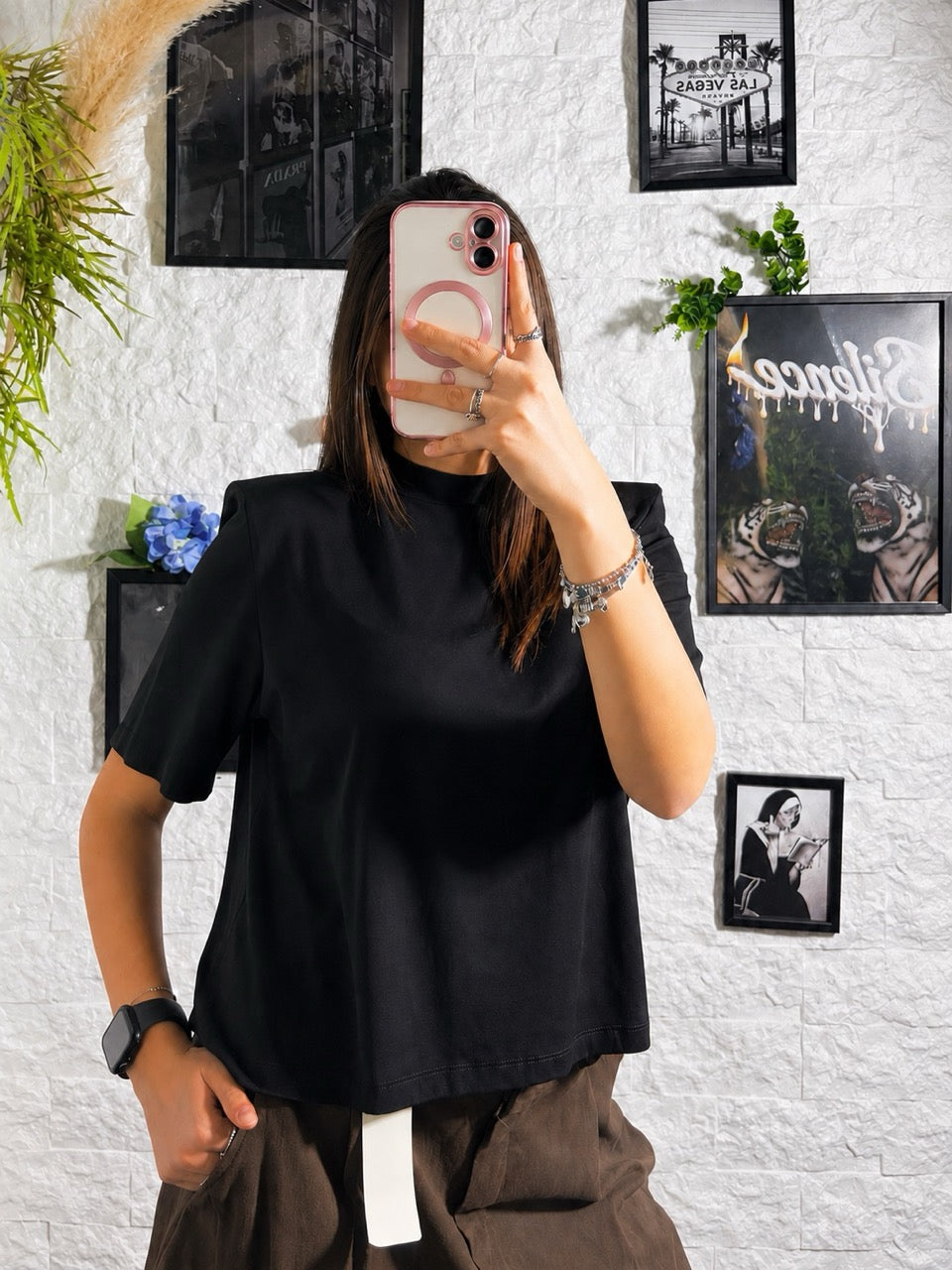T-shirt in tinta unita con spalle imbottite