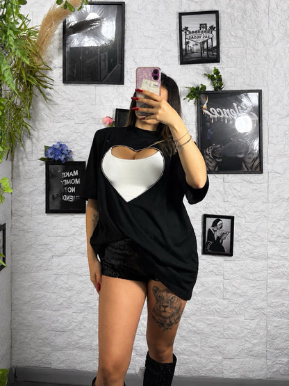 T-shirt in tinta unita con cuore cut-out e strass - OVERSIZE
