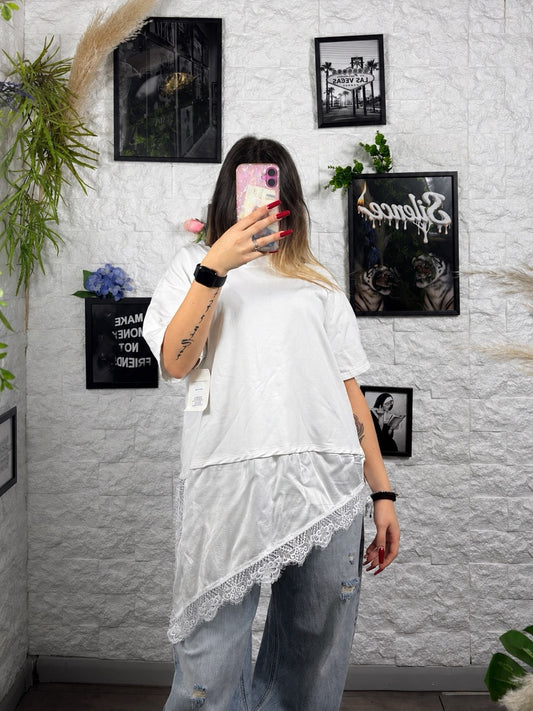 T-shirt tinta unita con balza asimmetrica in raso e pizzo - OVERSIZE