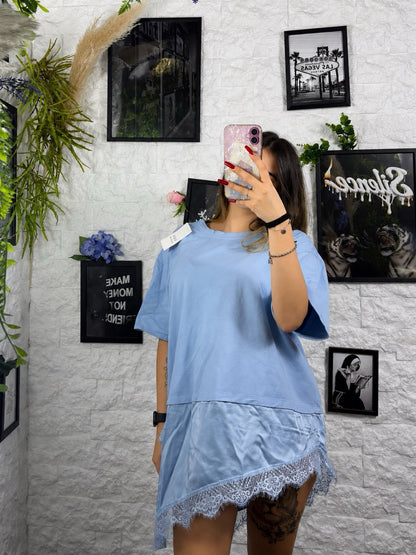 T-shirt tinta unita con balza asimmetrica in raso e pizzo - OVERSIZE