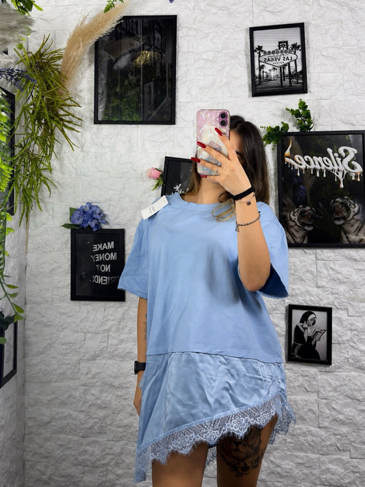 T-shirt tinta unita con balza asimmetrica in raso e pizzo - OVERSIZE