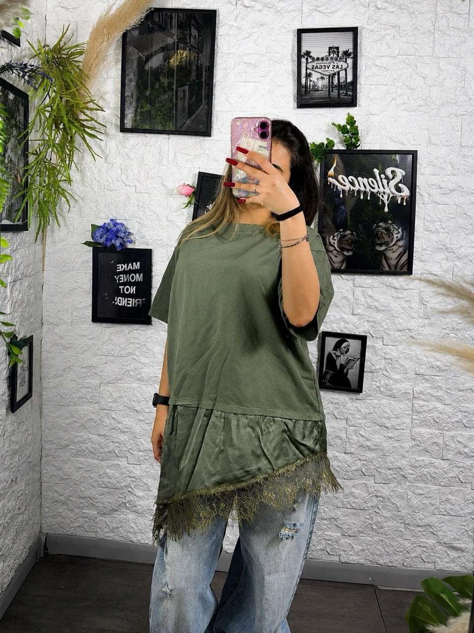 T-shirt tinta unita con balza asimmetrica in raso e pizzo - OVERSIZE