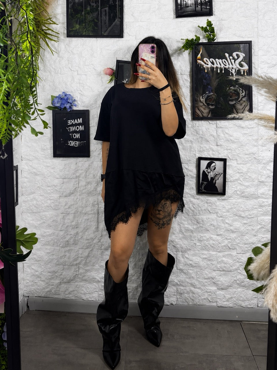 T-shirt tinta unita con balza asimmetrica in raso e pizzo - OVERSIZE