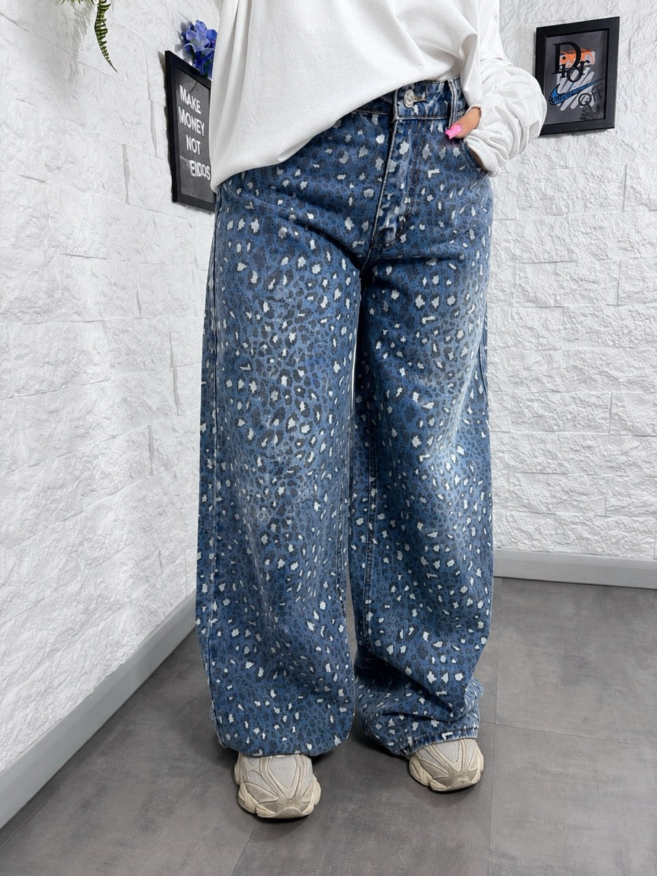 Jeans blu in denim con fantasia animalier e gamba wide leg