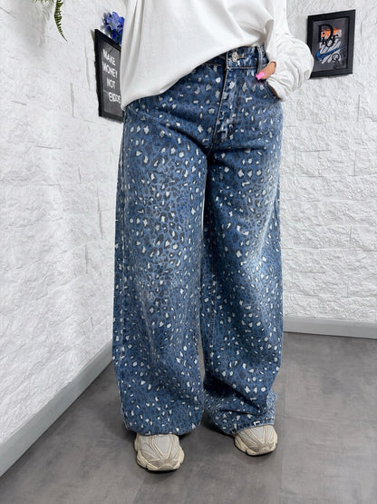 Jeans blu in denim con fantasia animalier e gamba wide leg