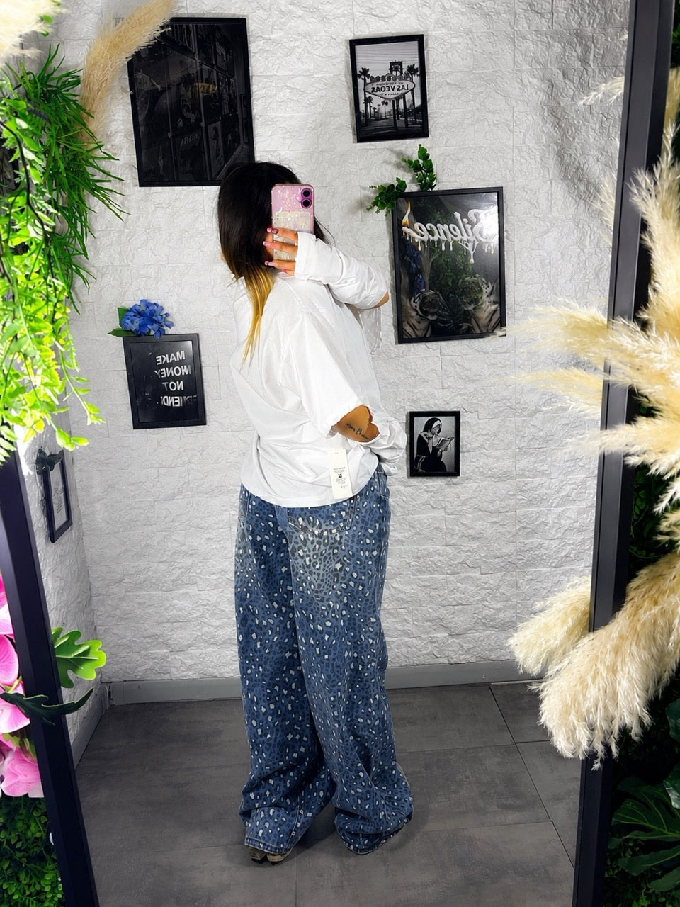 Jeans blu in denim con fantasia animalier e gamba wide leg
