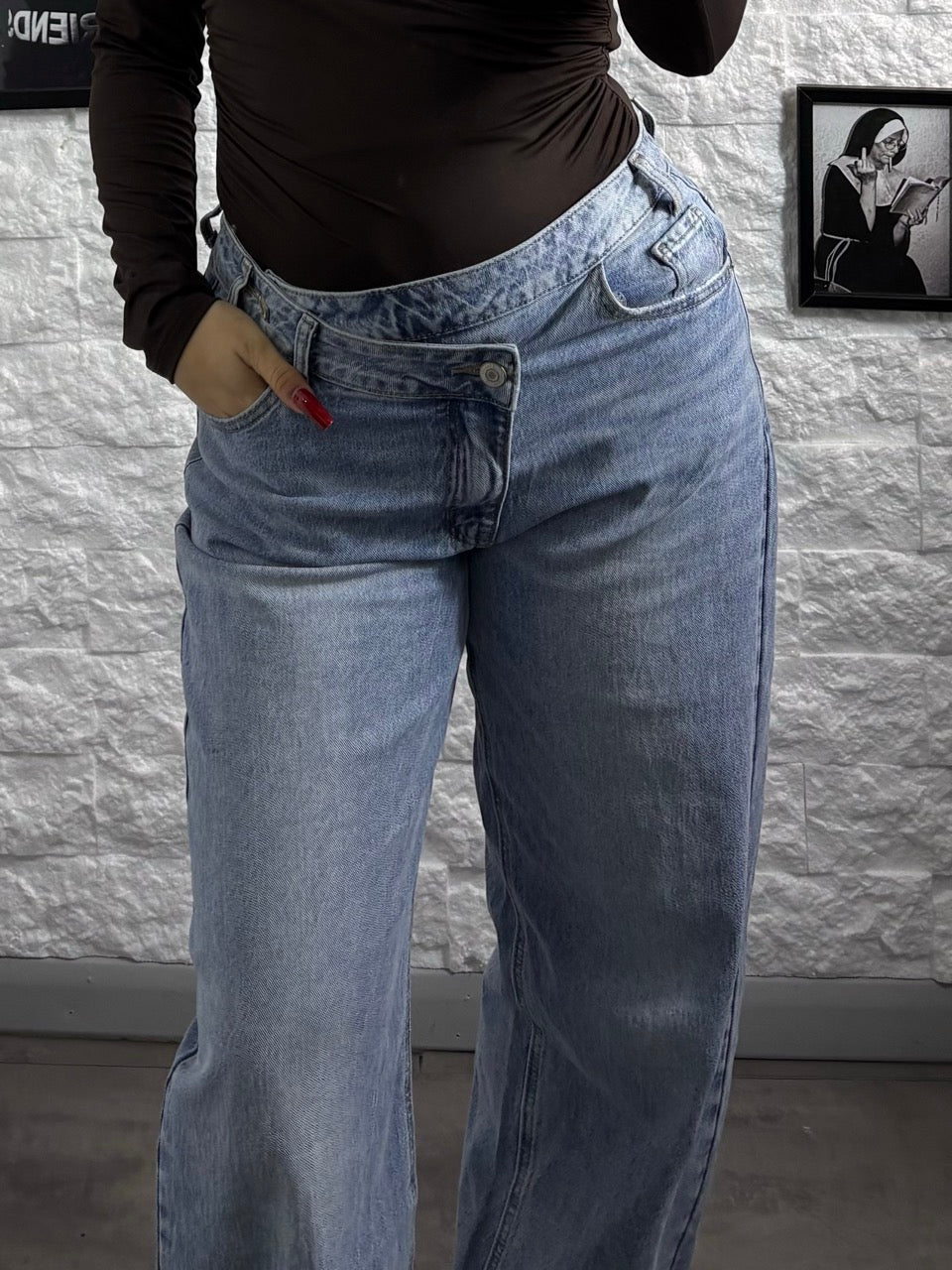 Jeans azzurro chiaro sabbiato in denim balloon con vita asimmetrica