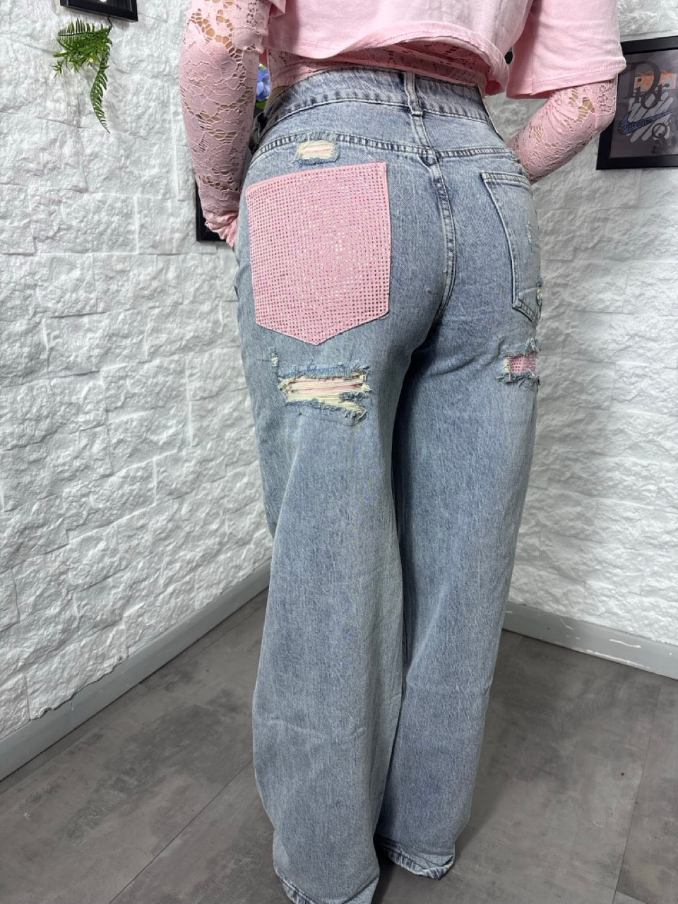 Jeans azzurro chiaro in denim baggy con tasca rosa glitterata