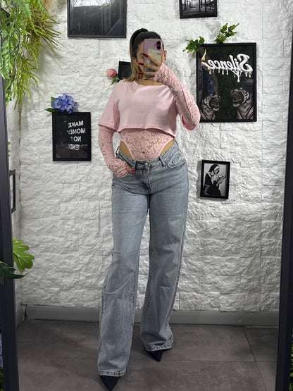 Jeans azzurro chiaro in denim baggy con tasca rosa glitterata